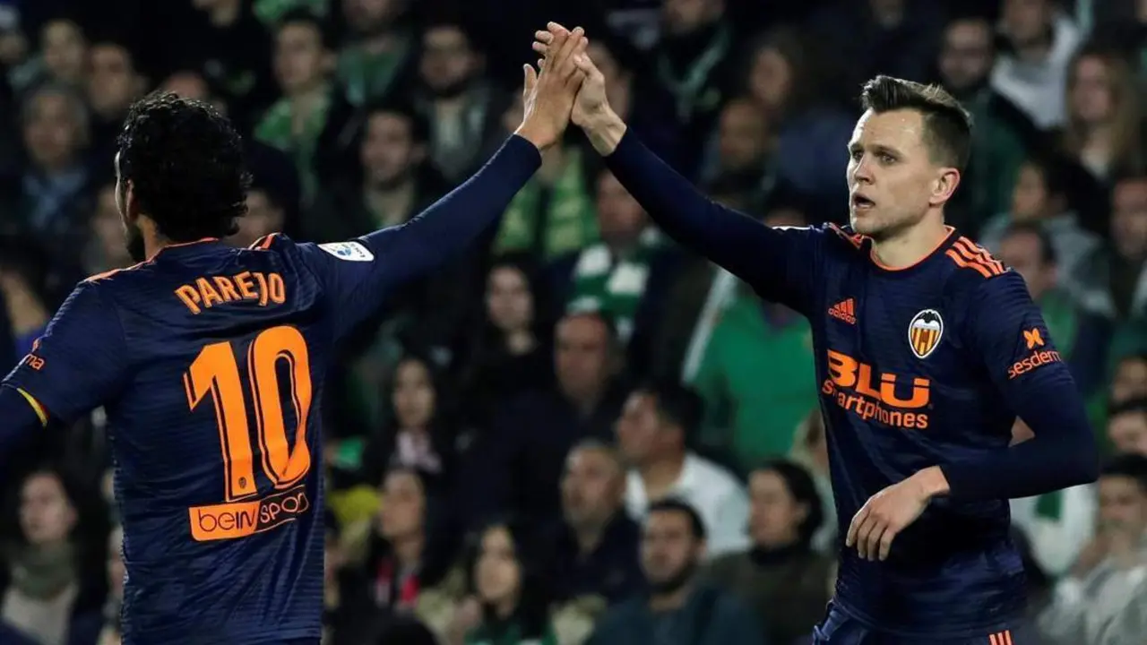 El Betis deja escapar la ventaja, que se queda del lado del Valencia