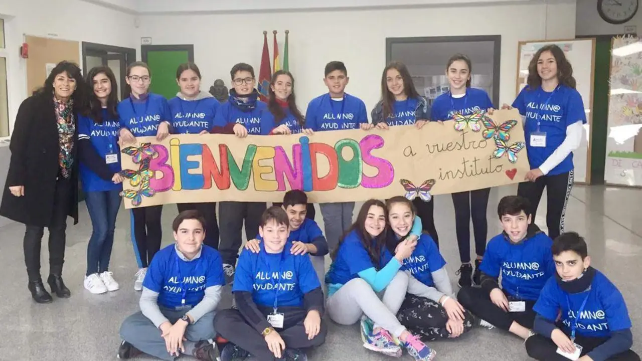 Alumnos del Instituto Francisco Pacheco con una pancarta de bienvenida a los dos colegios - A. I.