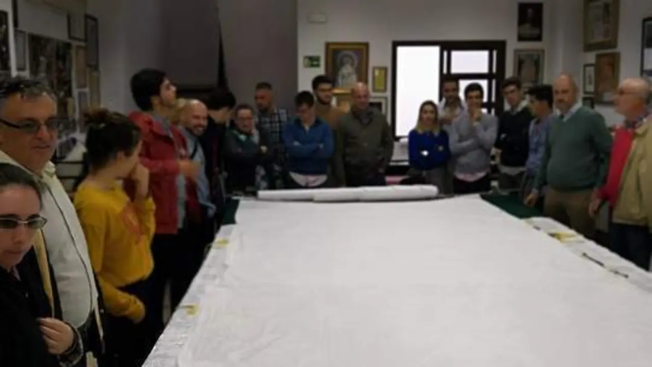 Hermanos de las Tres Ca&iacute;das en una visita al taller donde se borda el manto. - HDAD TRES CA&Iacute;DAS