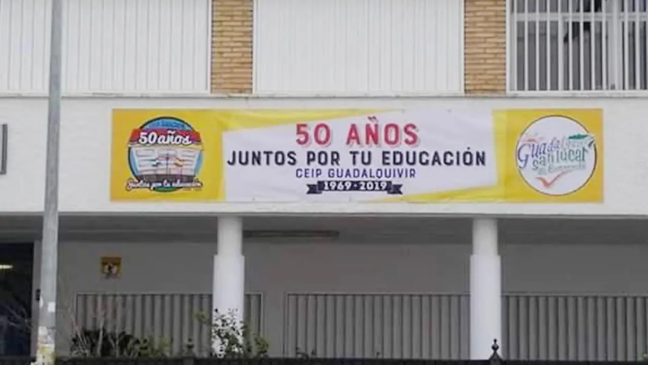 El CEIP Guadalquivir con el cartel anunciador - A. I.