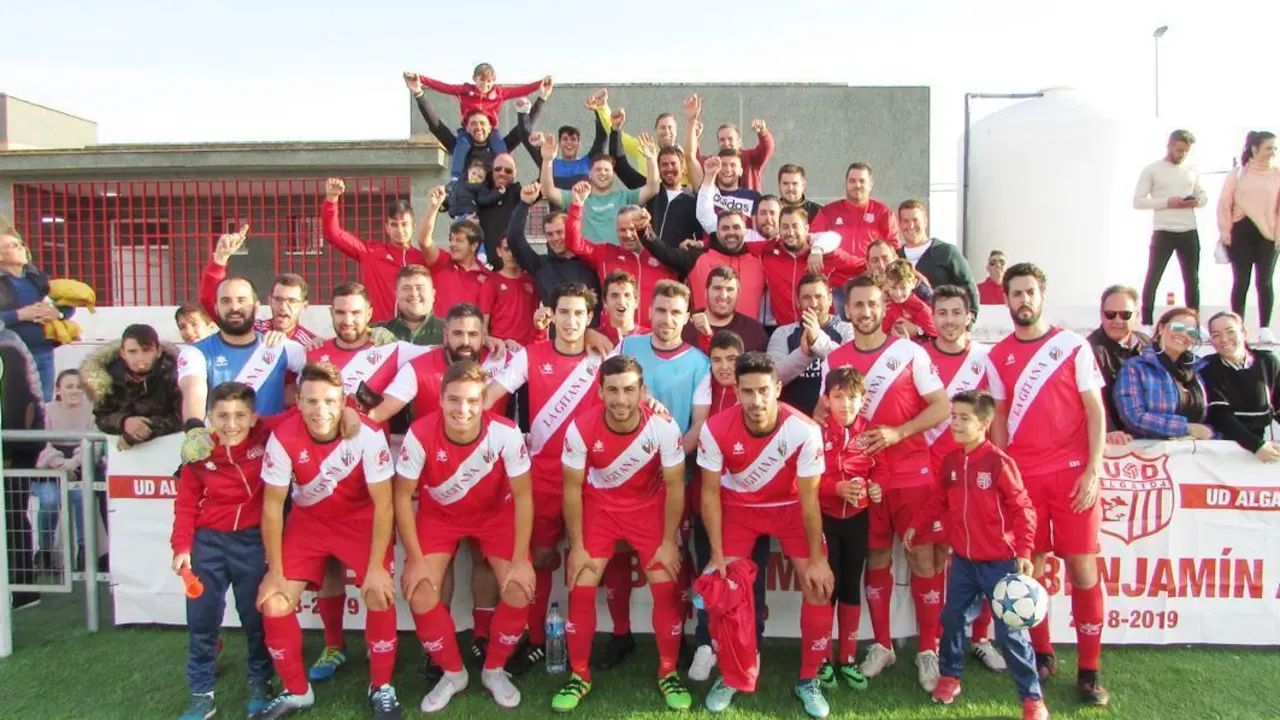 La UD Algaida con un grupo de aficionados tras el encuentro - Ra&uacute;l j. Bustillos