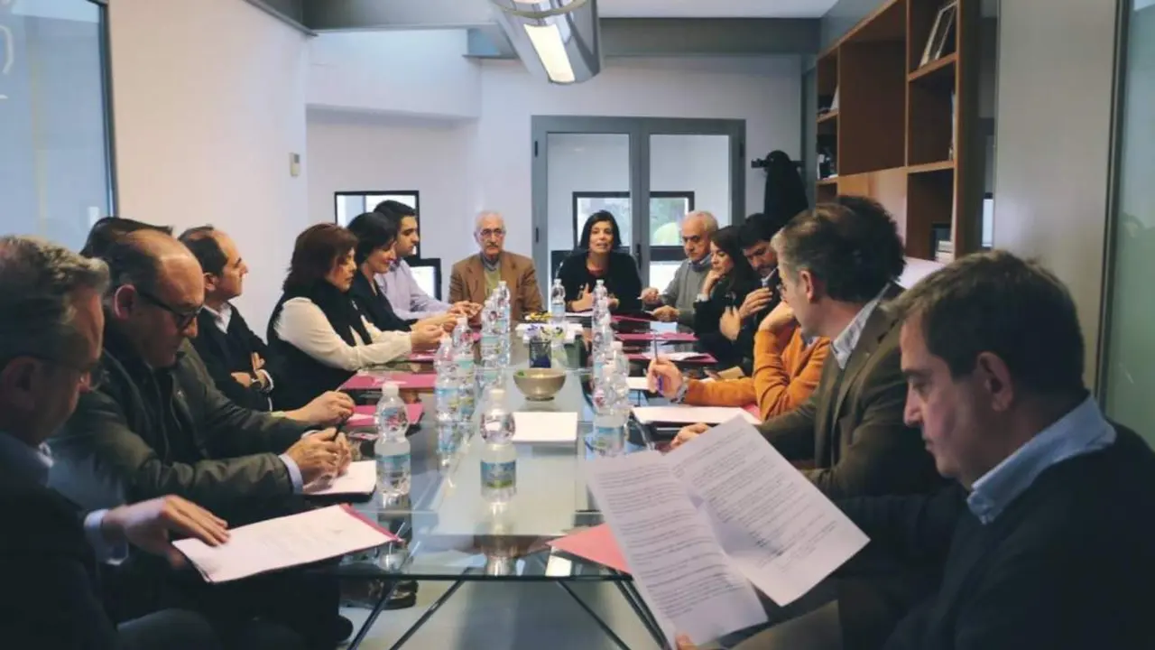 Reuni&oacute;n de colegios profionales. - VH