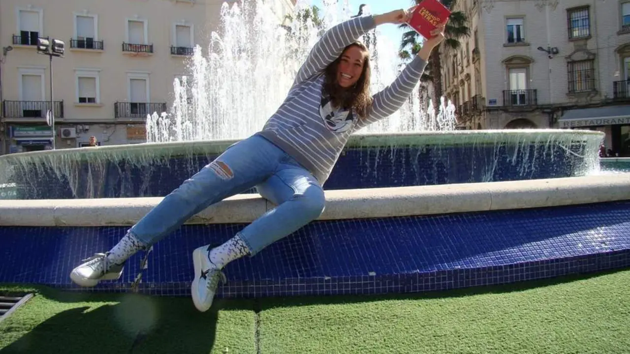 Sara Serrat con su libro, 'Parando letras'. - EDU SILES