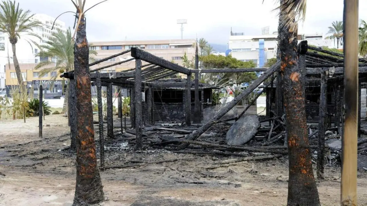 consecuencias del fuego en uno de los chiringuitos. - efe