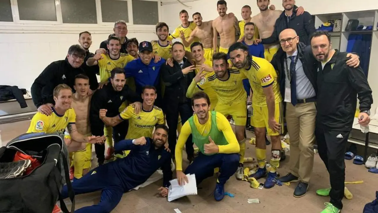 El C&aacute;diz CF celebrando la victoria en el vestuario - C&aacute;diz CF