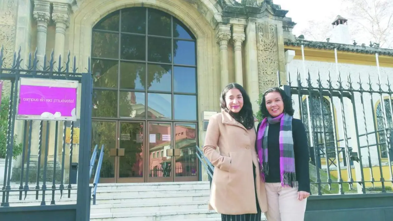 Mar&iacute;a Alejandra y Alma, en la puerta del Pabell&oacute;n de Uruguay. - CMG