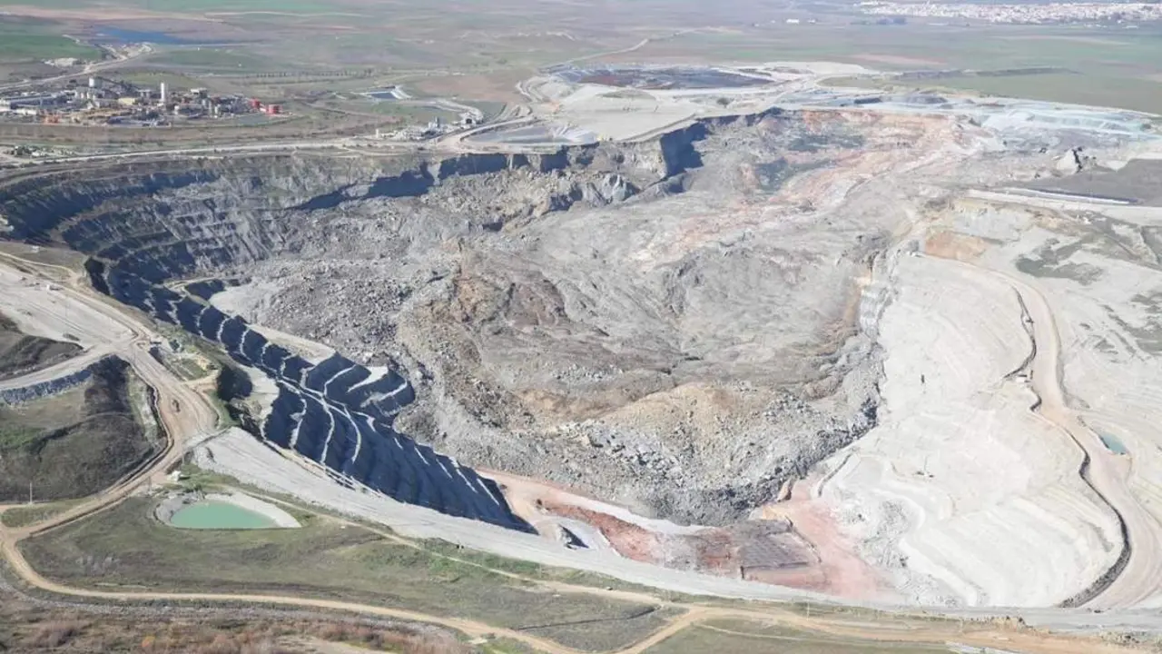 Vista a&eacute;rea de la corta de Cobre las Cruces. - ECOLOGISTAS EN ACCI&Oacute;N