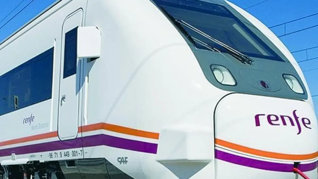 Un tren de Media Distancia que sale o entra a Ja&eacute;n - VIVA JA&Eacute;N