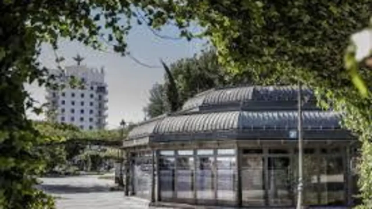 Centro de recepci&oacute;n de turistas en Canalejas. - Viva