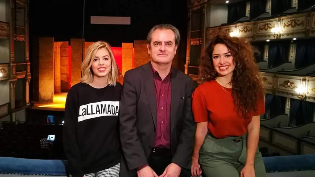 nerea rodr&iacute;guez y Erika Bleda dos de las protagonistas, y Juan Antonio Vigar, director-gerente del Teatro Cervantes. - teatro cervantes