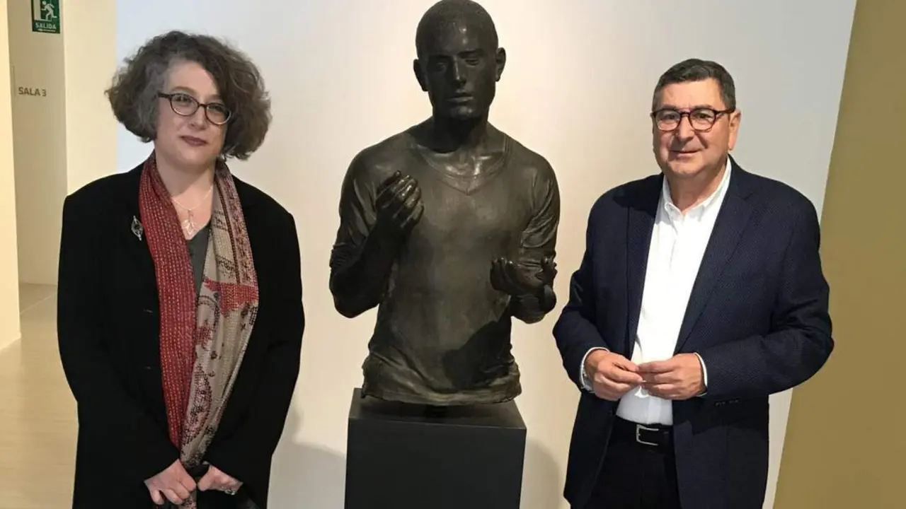 El alcalde de V&eacute;lez-M&aacute;laga, Antonio Moreno Ferrer, acompa&ntilde;ado por Marcela L&oacute;pez, hija del autor - VIVA M&Aacute;LAGA