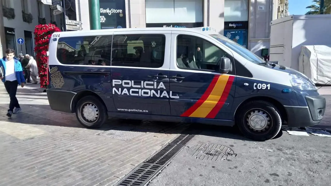 furg&oacute;n de polic&iacute;a en el centro de M&aacute;laga. - polic&iacute;a nacional
