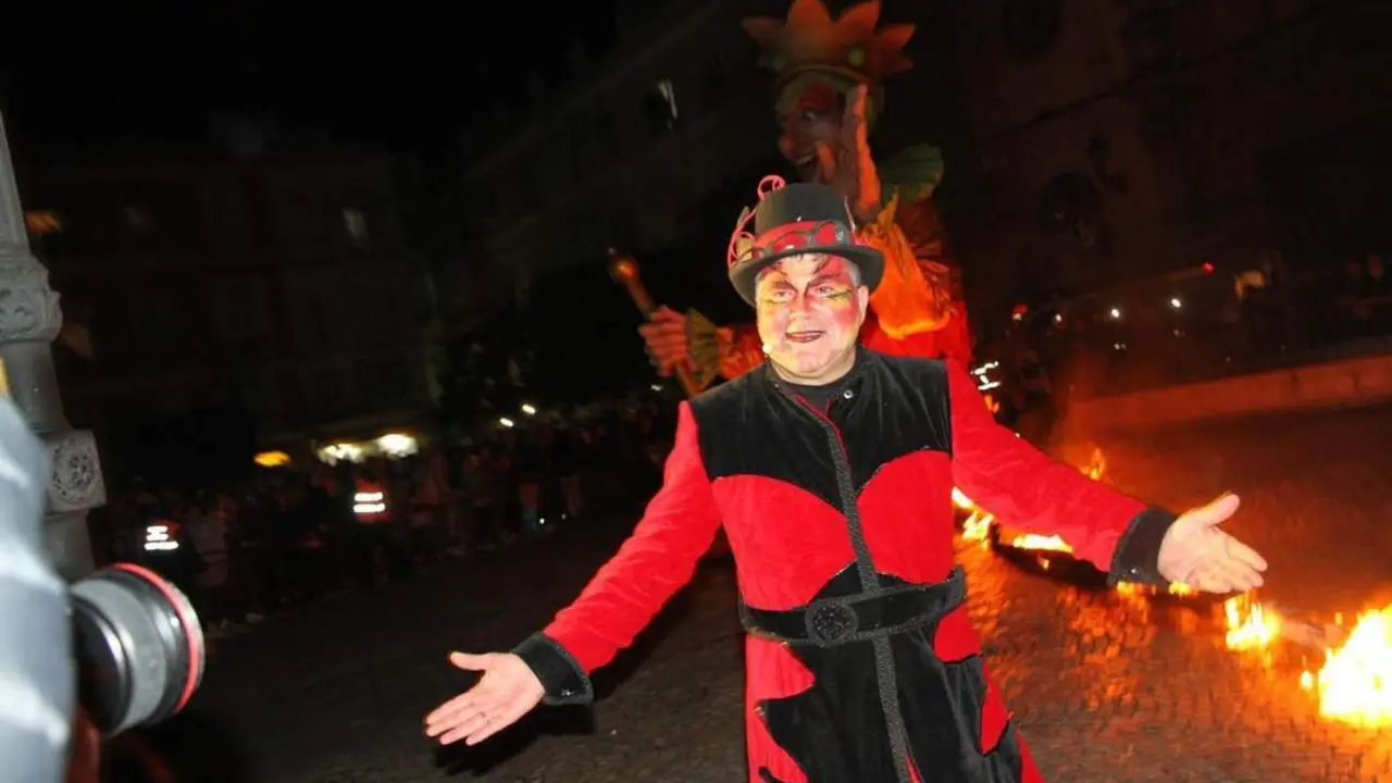 El Dios Momo ardi&oacute; tras ser &ldquo;el rey de todos los febreros&rdquo;
