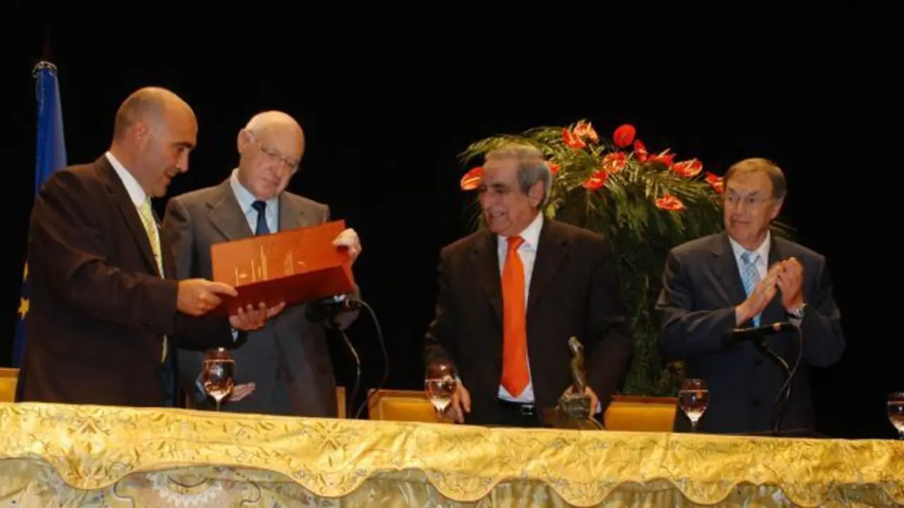 Manuel Mar&iacute;a de Bernardo, alcalde de San Fernando, junto a Jos&eacute; Pedro P&eacute;rez Llorca, Jordi Sol&eacute; Tura y Gabriel Cisneros. - Atienza