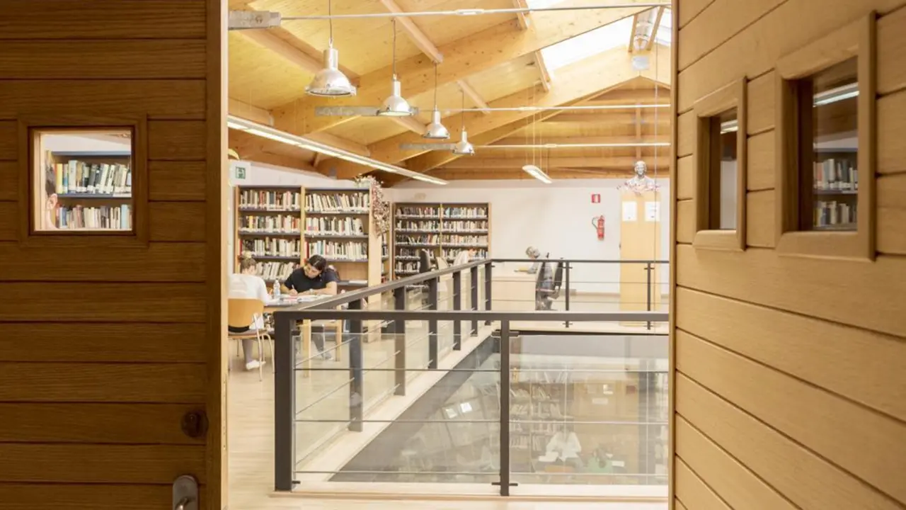 Interior de la Biblioteca Municipal Rafael Pablos - A. I.