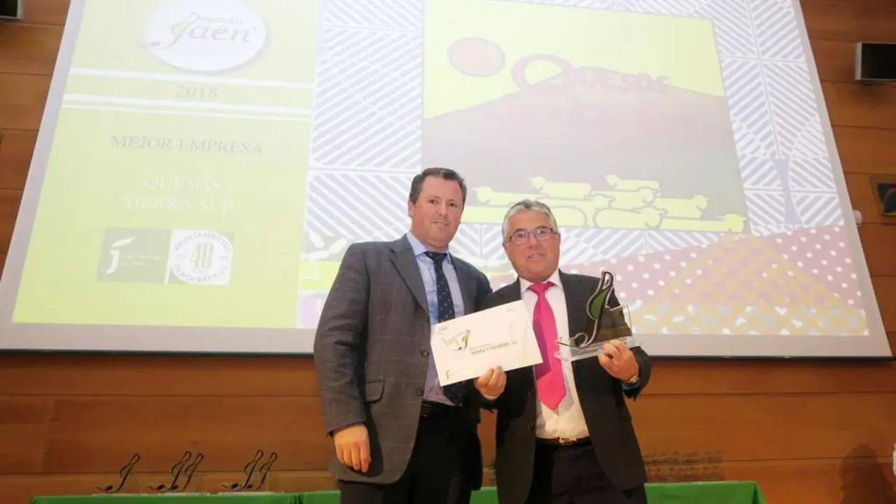 Isidro Ib&aacute;&ntilde;ez recoge el premio Degusta Ja&eacute;n a la mejor empresa.  - D.P.