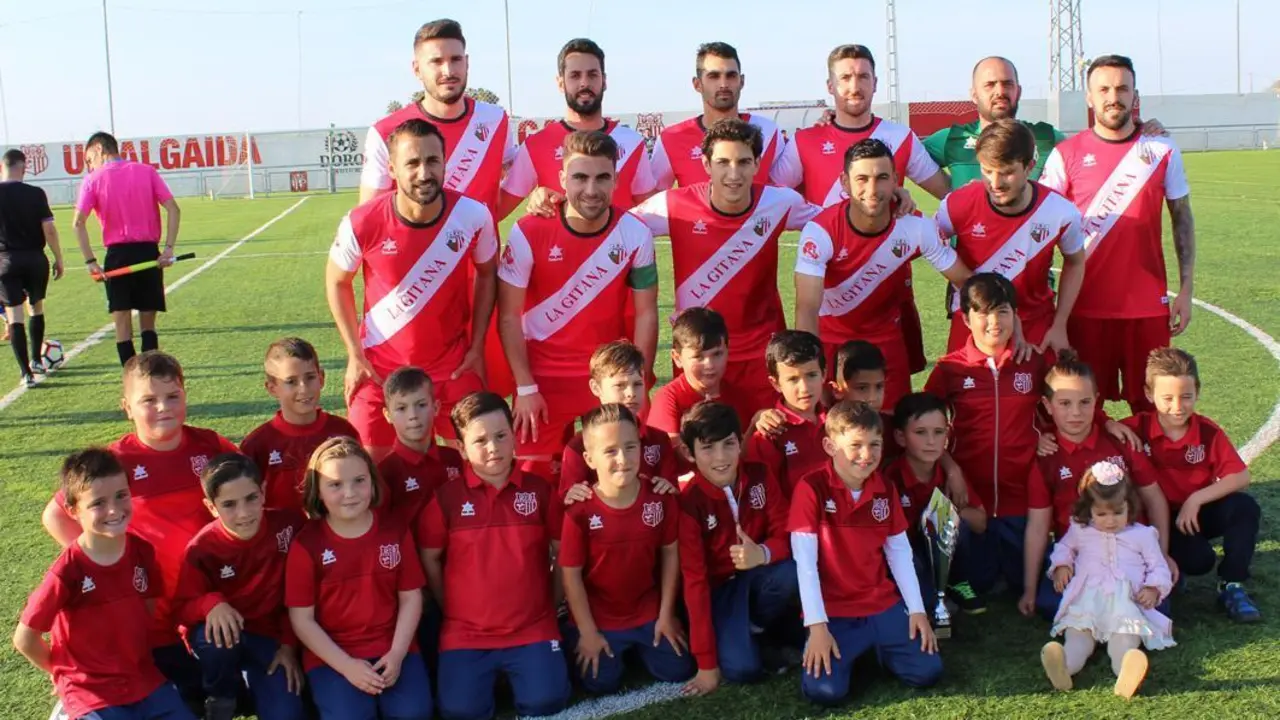 La UD Algaida con el equipo prebenjam&iacute;n B del club de La Colonia - Ra&uacute;l J. Bustillos