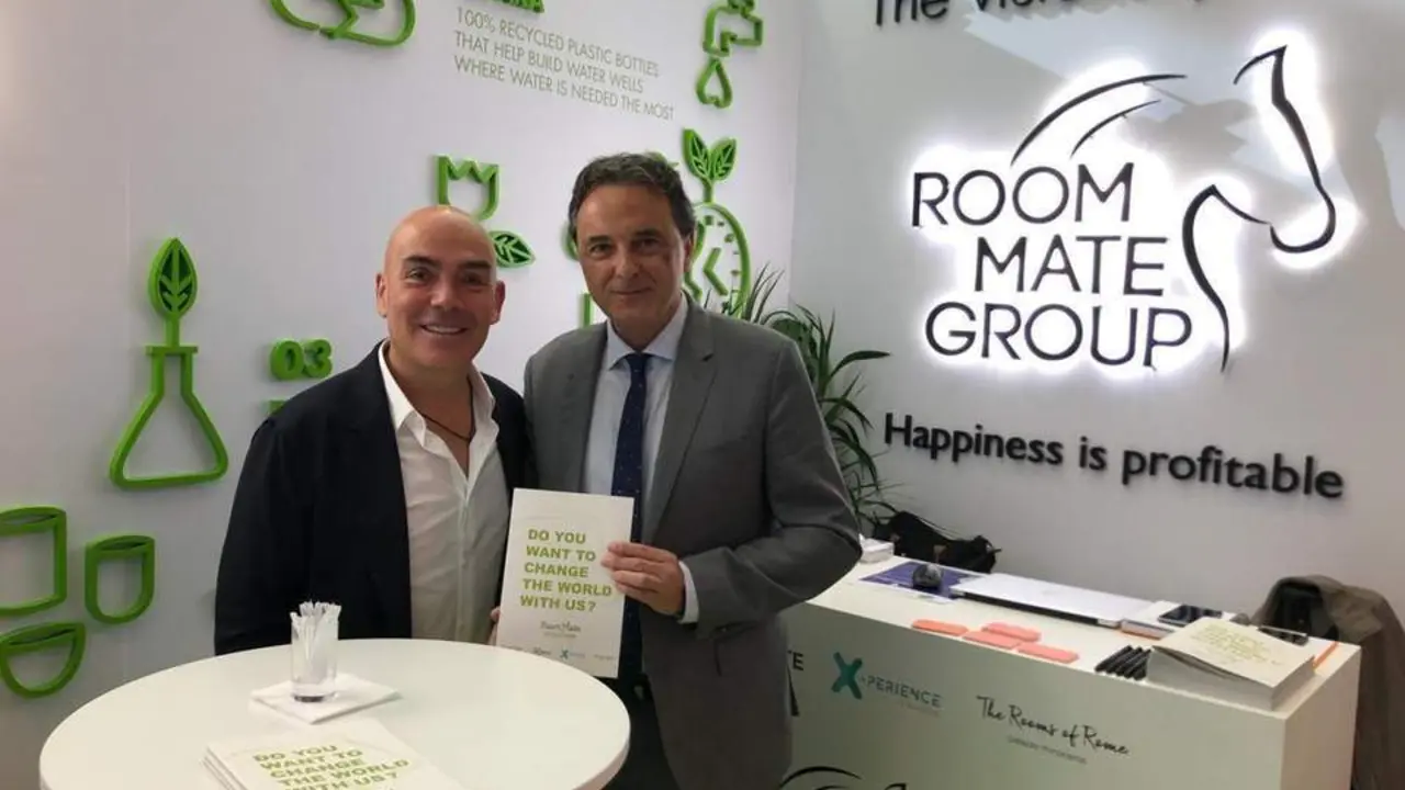 Jos&eacute; Ortiz (derecha) y Kike Sarasola, presidente de Room Mate Group. - V.M.