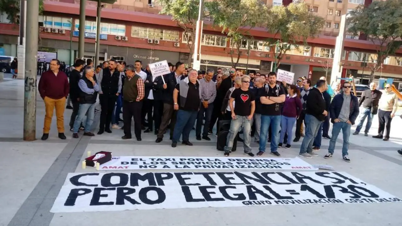 Movilizaci&oacute;n de los taxistas esta a las puerta de Fomento. - Olmedilla