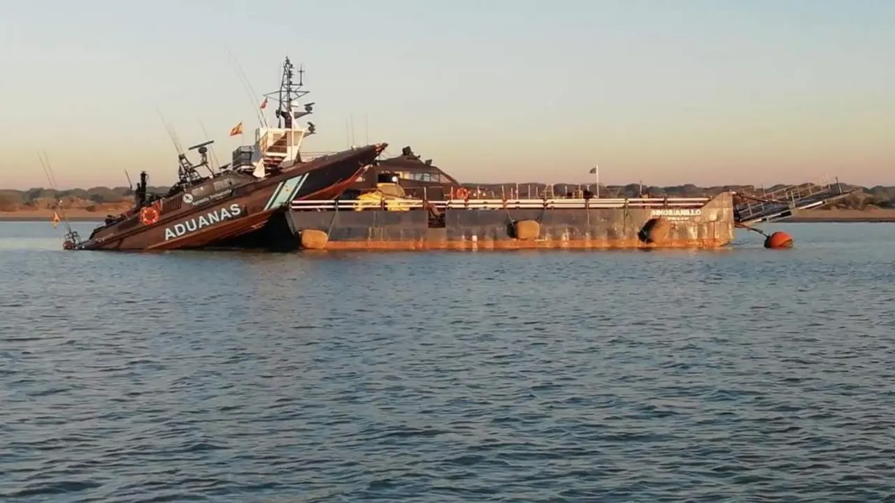 La patrullera, ha encallado frente al coto de Do&ntilde;ana. - Cedida.