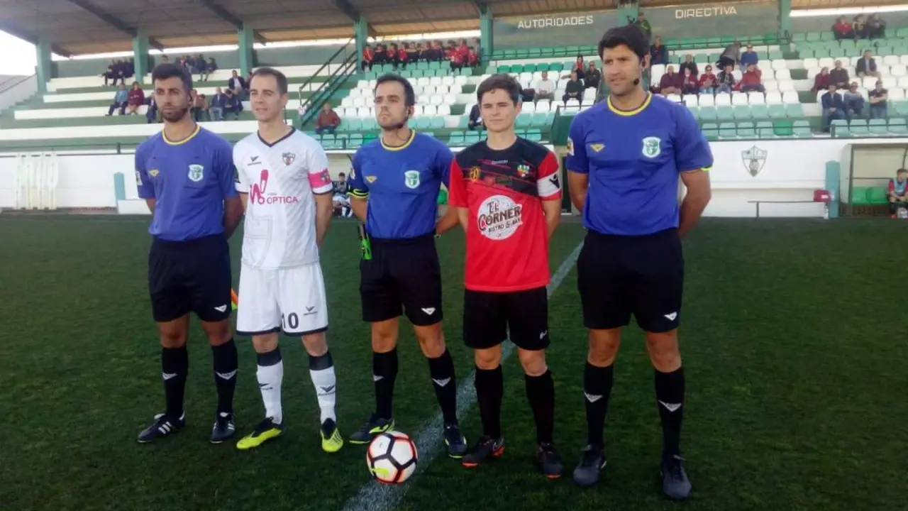 Los capitanes de ambos equipos junto al tr&iacute;o arbitral. - Viva Rota