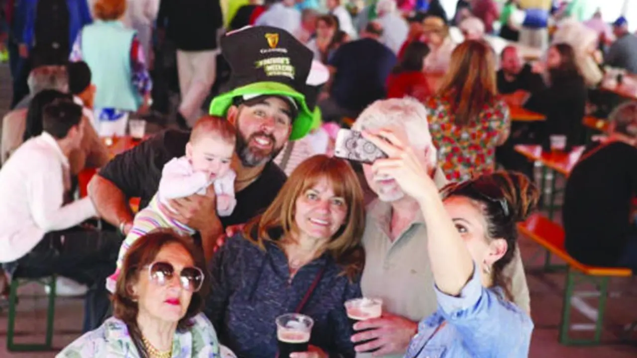 Una familia celebra St. Patrick's Day en Torremolinos. - ROHU