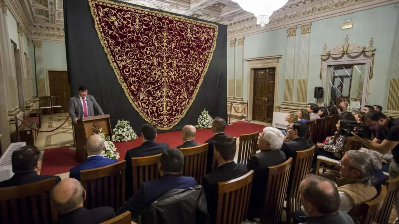 El manto de Nuestra Se&ntilde;ora de los Dolores, expuesto en el Ayuntamiento. - VH