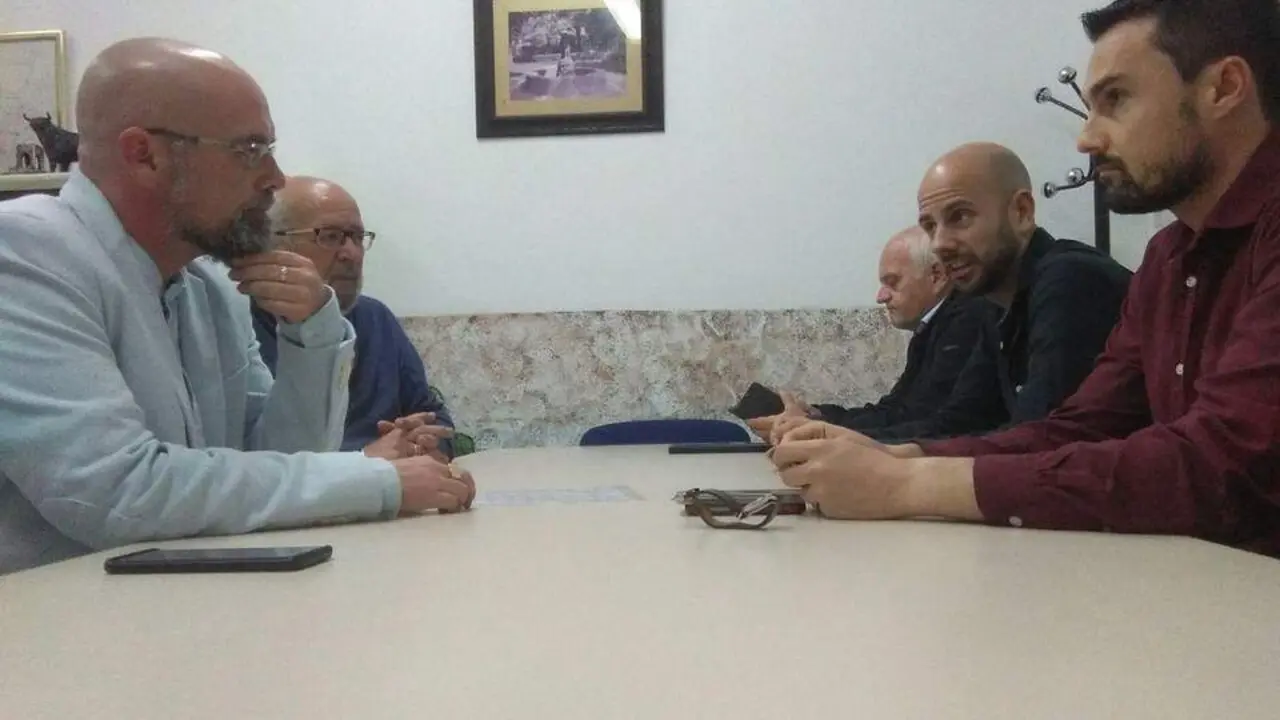 Reuni&oacute;n mantenida con integrantes la asociaci&oacute;n vecinal Campo de la Aviaci&oacute;n. - 