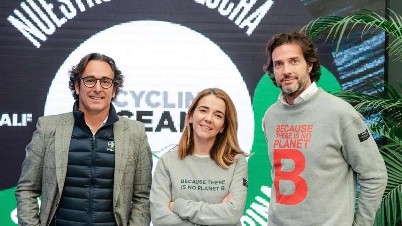 Jos&eacute; Carlos Mac&iacute;as, t&eacute;cnico de la Cofrad&iacute;a, Nieves Rey, de Ecoembes y Javier Goyeneche, de Ecoalf - Informaci&oacute;n.
