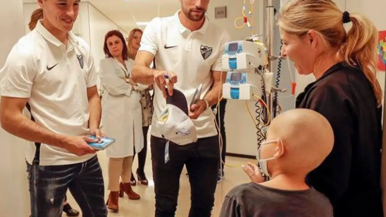 Sara, durante una visita de futbolistas. - M&aacute;laga CF