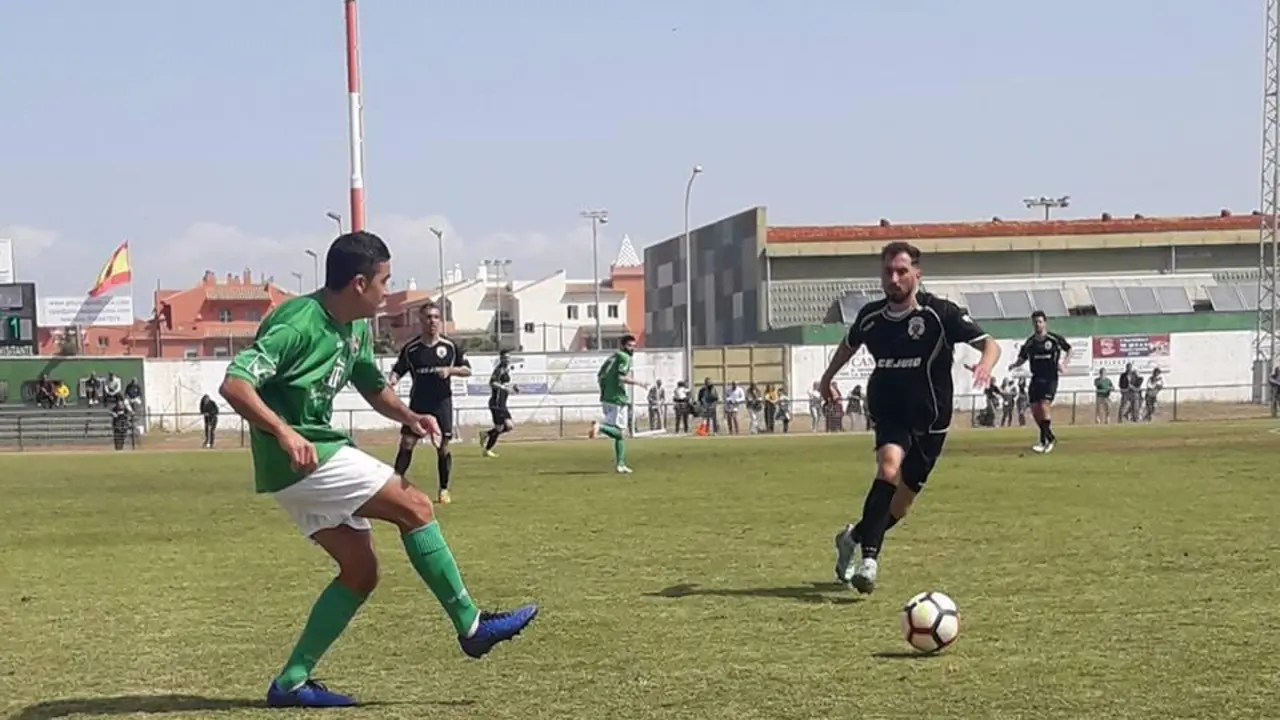 Orihuela pasa el bal&oacute;n ante un jugador de la Valverde&ntilde;a.  - Viva Rota