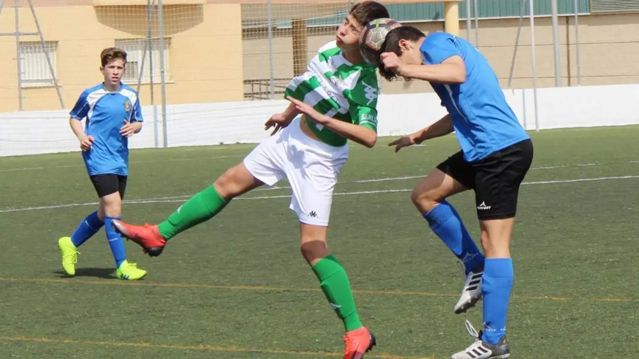 Bal&oacute;n dividido entre un jugador de cada equipo - Ra&uacute;l J. Bustillos