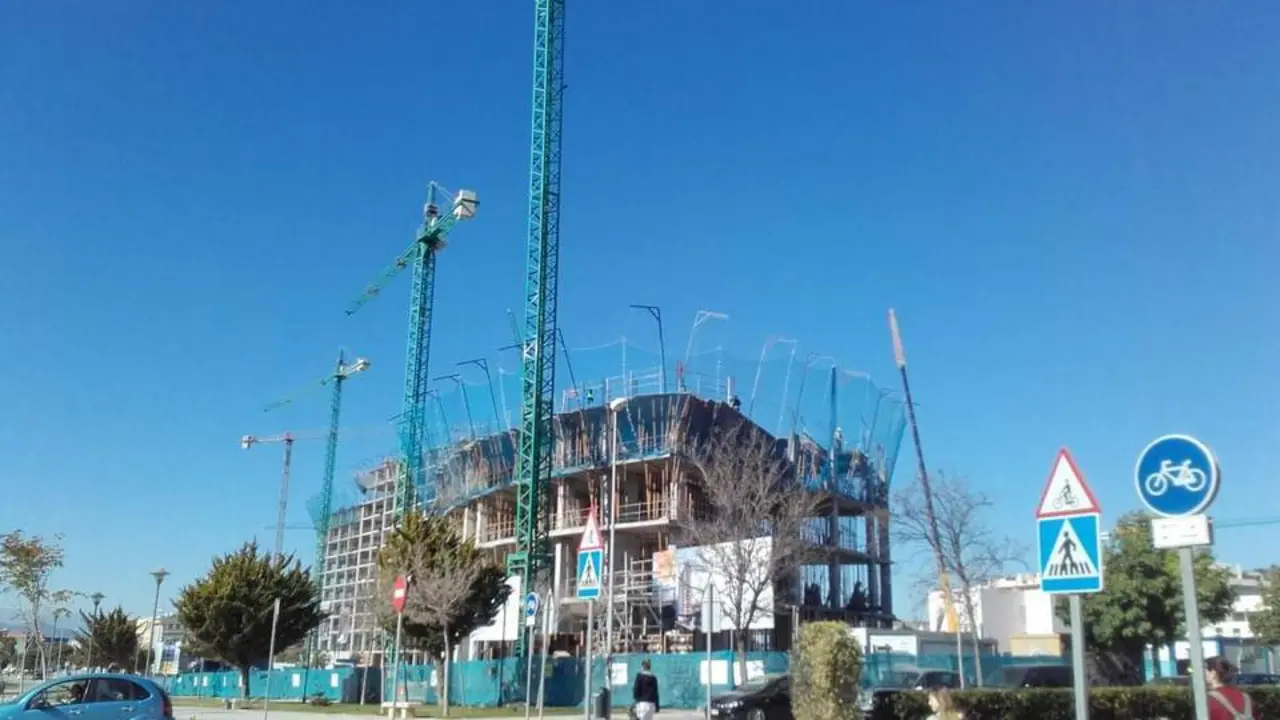 Un edificio en construcci&oacute;n en la capital malague&ntilde;a. - jotade