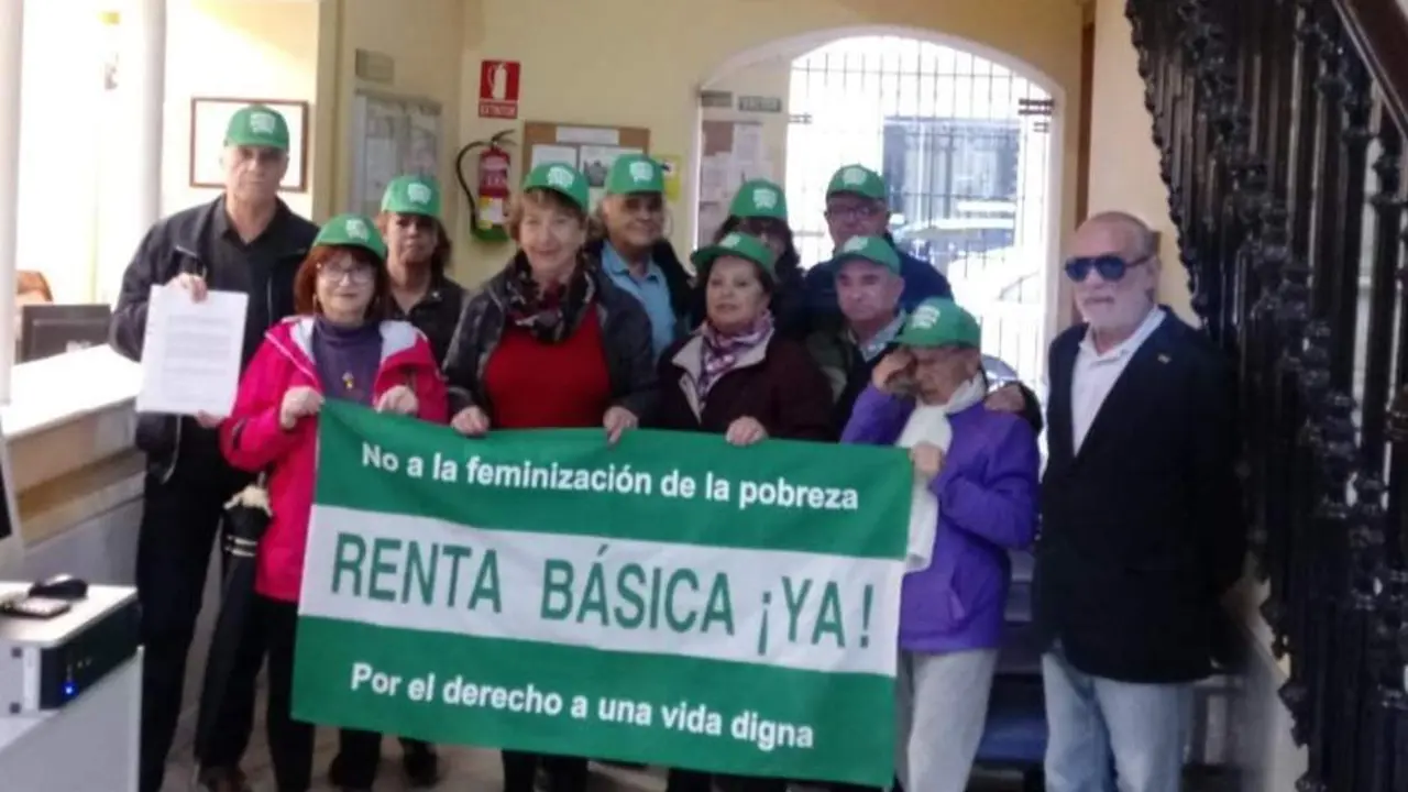 El colectivo Renta B&aacute;sica Ya presentando ayer el tercer escrito en la Delegaci&oacute;n de la Junta. - olmedilla