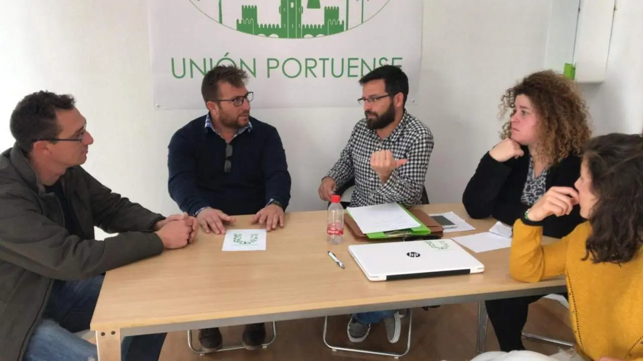Botella con trabajadores de la EDAR. - AI