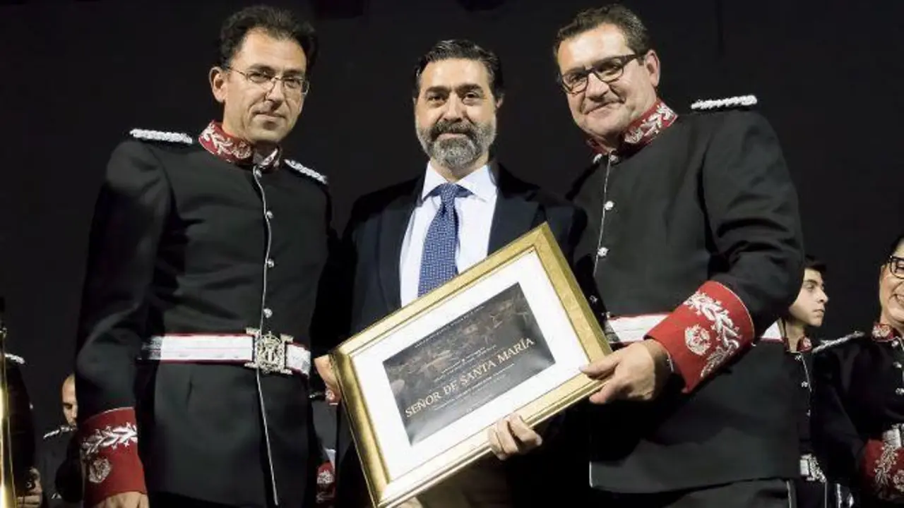 Con la agrupaci&oacute;n musical. - Viva