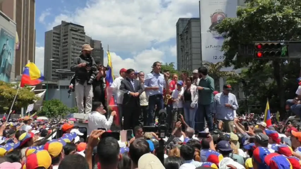 Los venezolanos se manifiestan en contra y a favor de Maduro