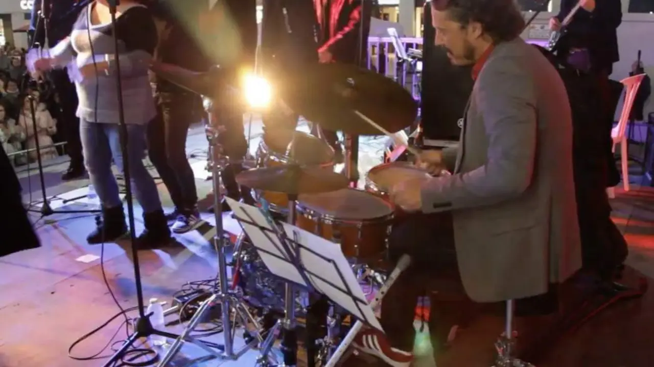 Luis Landa, tocando la bater&iacute;a en un concierto. - 
