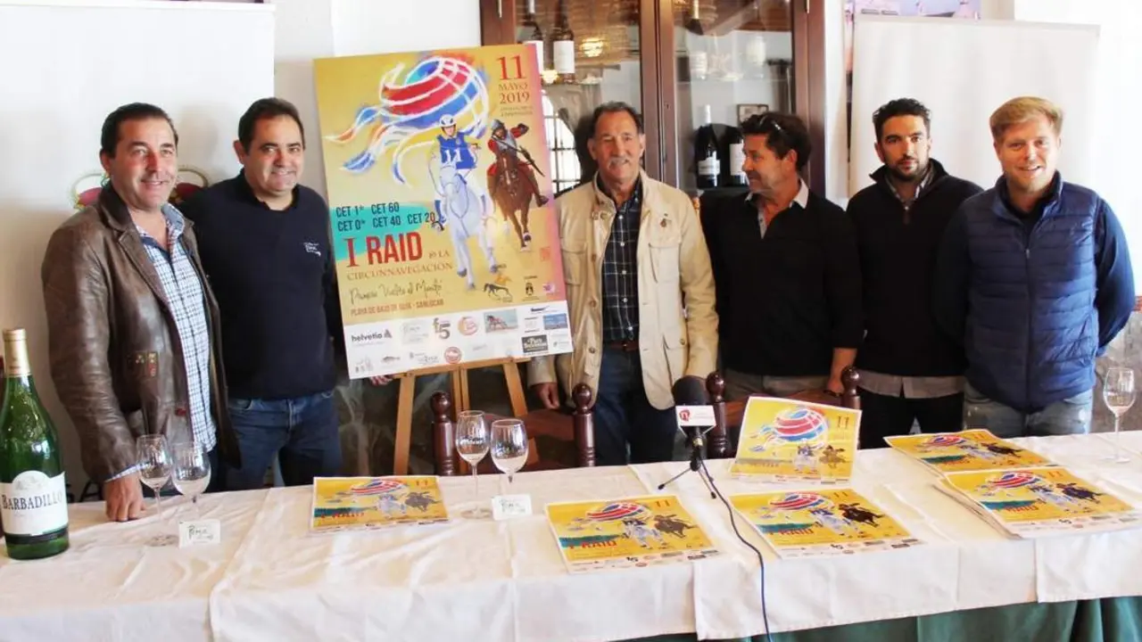 Un momento de la presentaci&oacute;n con varios colaboradores - Ra&uacute;l J. Bustillos