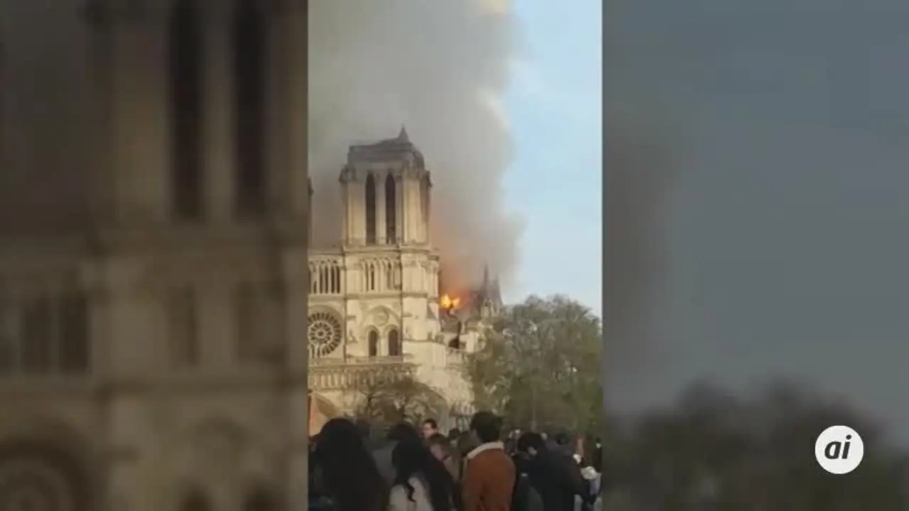 Los bomberos anuncian la extinci&oacute;n total del fuego en Notre Dame