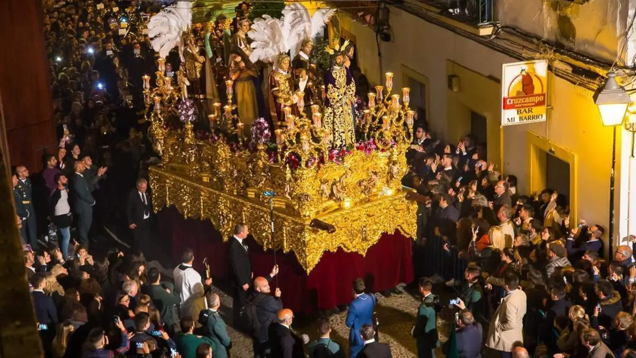Silencio, saeta y gloria al amanecer del Viernes Santo