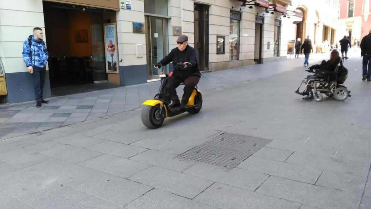 Una persona circula por una calle peatonal en patinete. - MLV