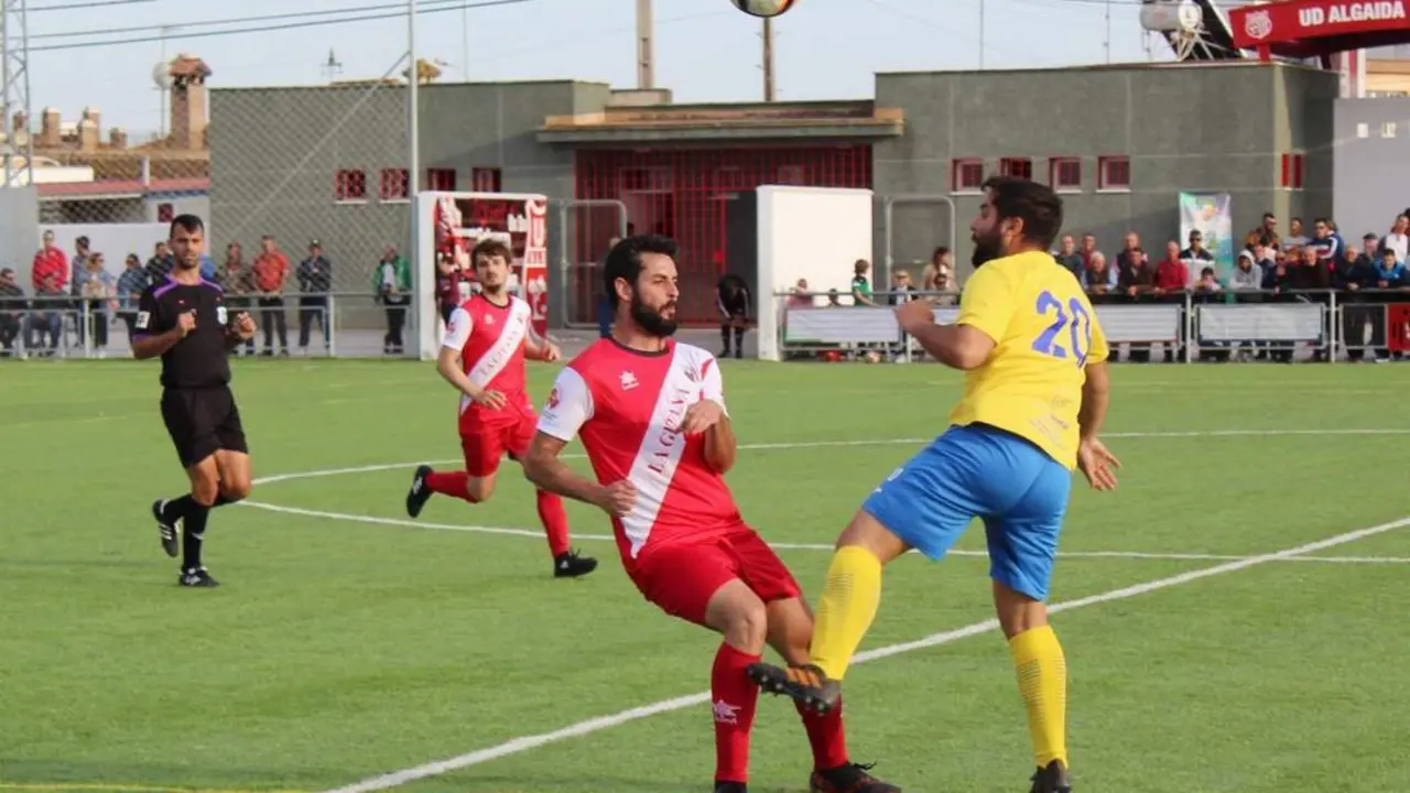 Jos&eacute; Antonio intenta controlar el bal&oacute;n ante un jugador del Rivera ante la presencia de Gallero - Ra&uacute;l J. Bustillos