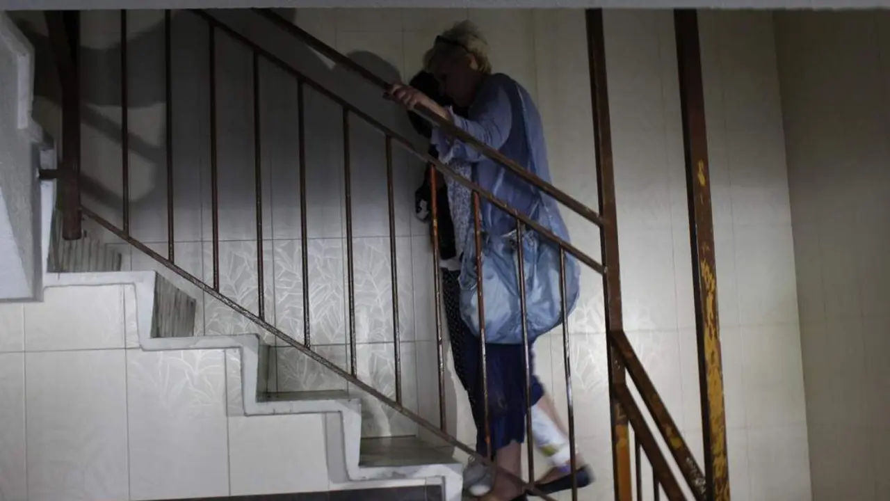 Una vecina con problemas en una pierna subiendo las escaleras estos d&iacute;as atr&aacute;s.  - Antonio Alejandro.
