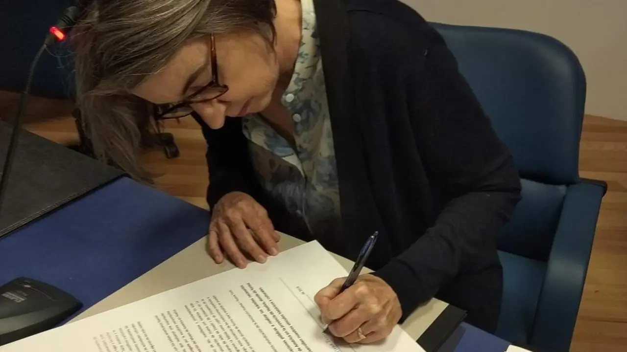 Fiona Irving Donovan firma el manifiesto. - VH