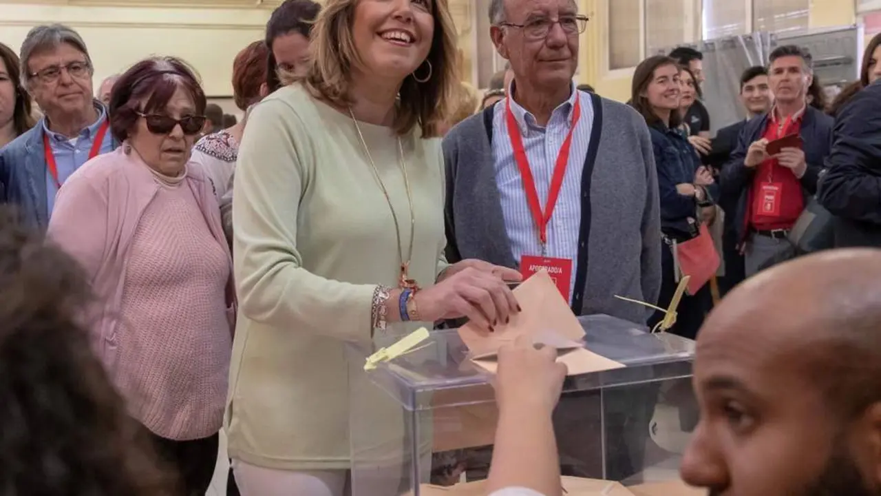 Susana D&iacute;az vot&oacute; en un colegio electoral de Triana, en Sevilla.