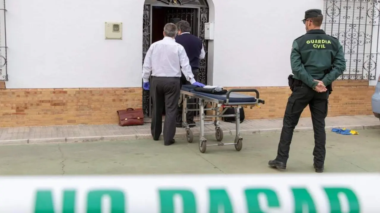Los servicios funerarios llegan al lugar del suceso. - Efe