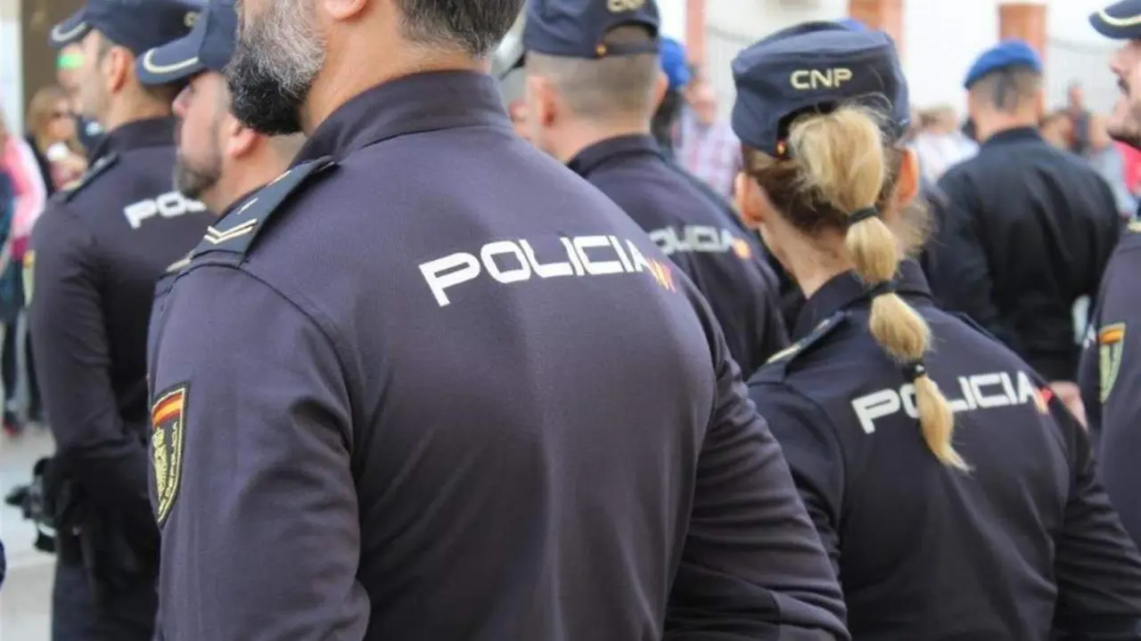 Polic&iacute;a nacional. - EP
