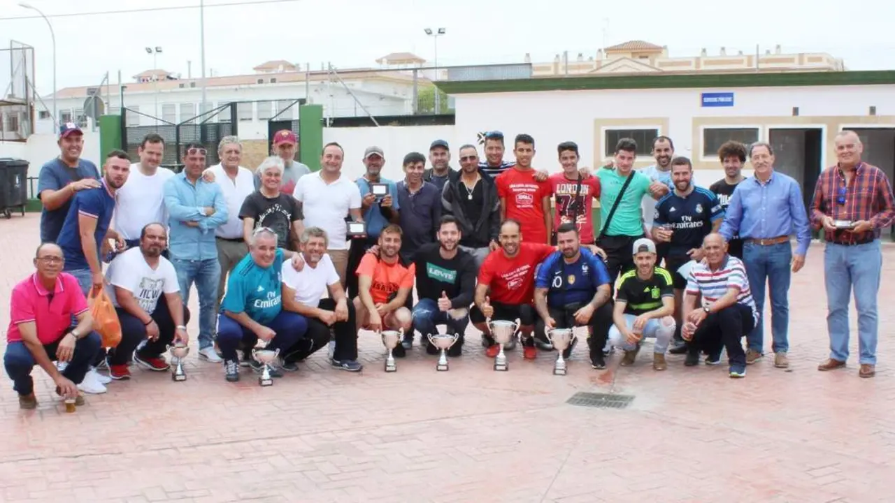 Jugadores de los equipos participantes y los &aacute;rbitros tras el acto - Ra&uacute;l J. Bustillos