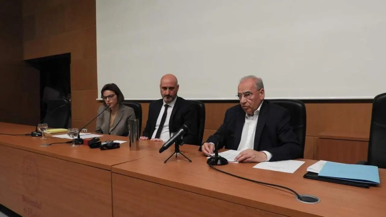 Alfonso Guerra, durante su conferencia en la UHU. - VH